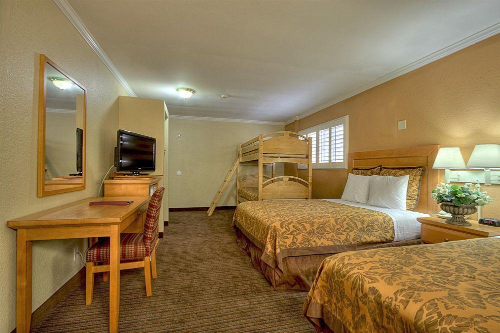 Islander And Near Park And Convention Center Anaheim