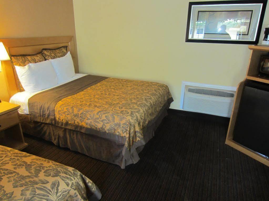 Motel Islander And Near Park And Convention Center 2*